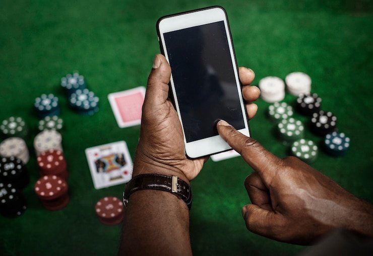 Antarmuka aplikasi mpo 100 menampilkan menu olahraga, live dealer, dan slot games di Android